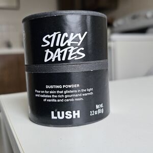 Lush Sticky Dates Dusting Powder